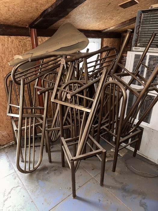 Продаю стулья железные разные