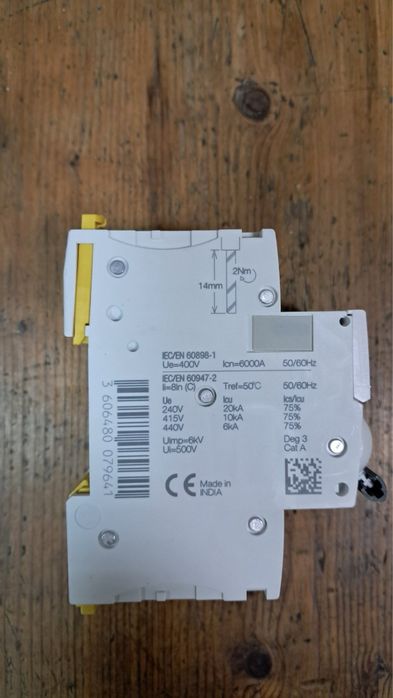 Триполюсни автоматични прекъсвачи  Шнайдер