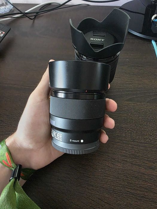 Vând obiectiv Sony 50mm f/1.8, montură Sony E, în stare foarte bună.