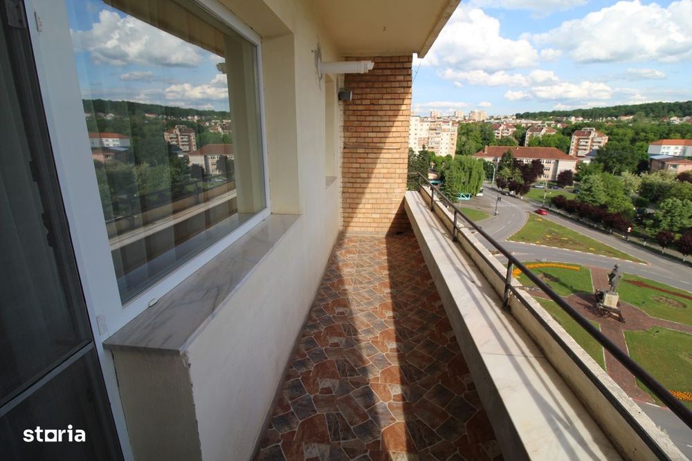 Închiriez apartament 3 camere în Hunedoara, Central-Bd. Dacia, 60mp...