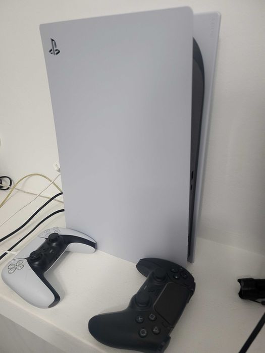 Vand Playstation 5 1TB disc cu 2 manete + jocuri