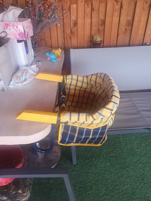 Scaun de masa copil atasabil de masa