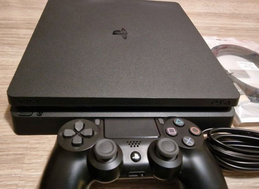 Vand ps 4 slim in stare foarte buna