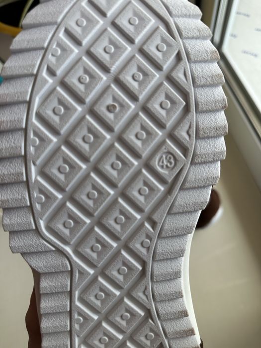 Продам новые кроссовки