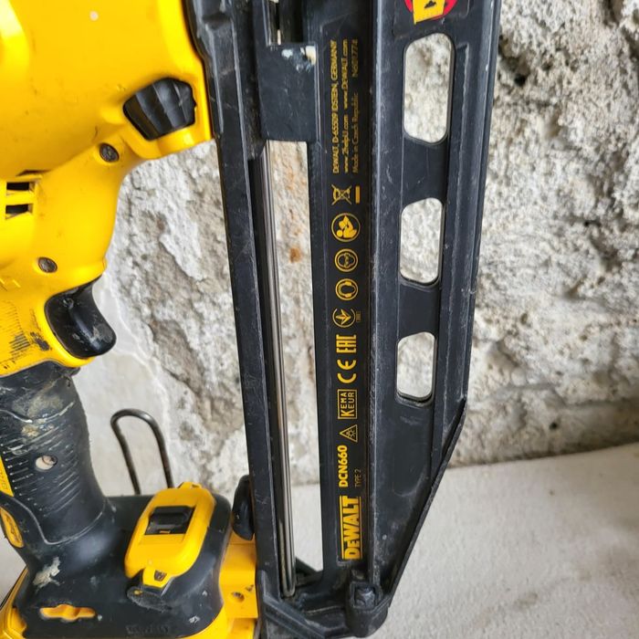 Pistol puscat cuie Dewalt DCN 660