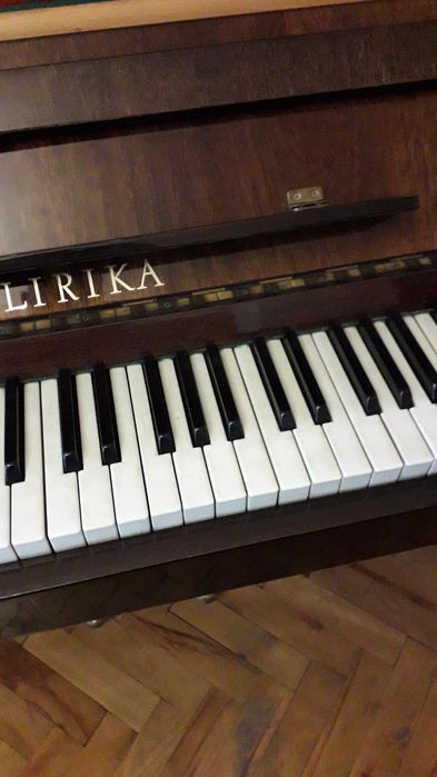 Продавам руско пиано "Лирика".От 1989год. не е пипнато. Като ново е.