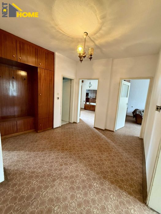 Просторен тристаен апартамент (етаж от къща) до стадиона