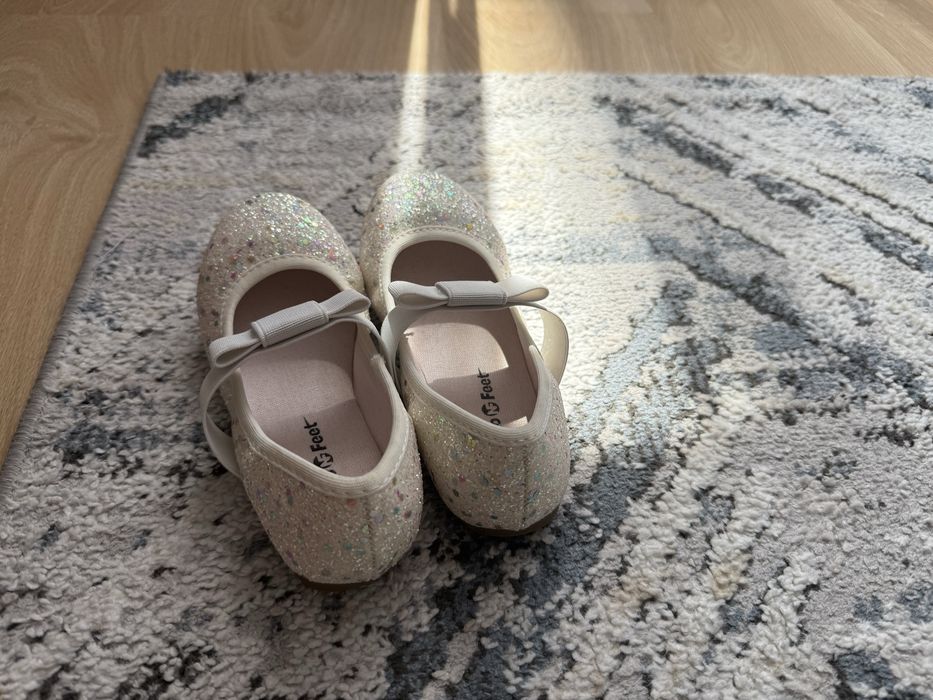 Туфли  для девочки в школу и белые балетки