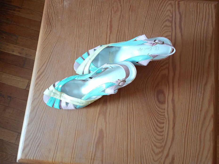 Дамски сандали с ток