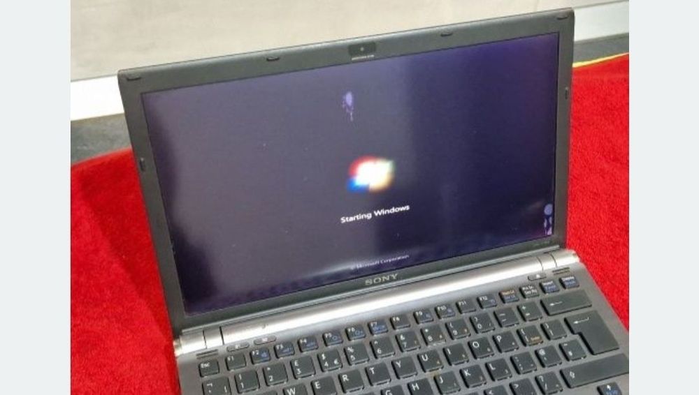 Laptop Sony Vaio cu doua pete pe display