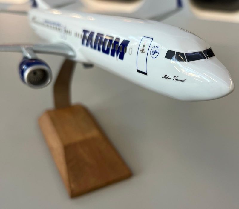 Macheta : Tarom Boeing 737-800 YR-BGK Mihai Viteazul - model 1:100-