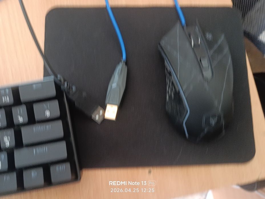 клавиатура, мышка и маленькиц коврик