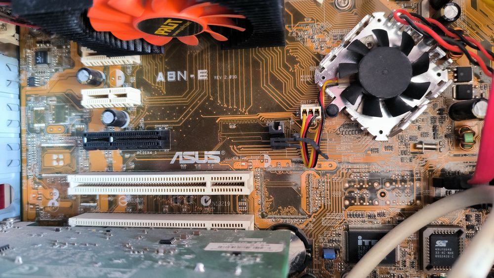 Vând unitate PC, cu Windows 7
