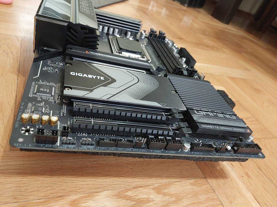 AMD Ryzen 7 7700X + Gigabyte X670 Gaming X AX V2 Wi-Fi