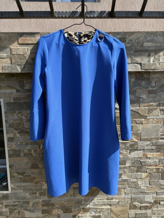 Синя рокля с тигров акцент