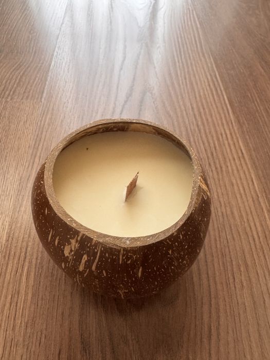 Lumanare in coaja de cocos din ceara naturala de soia