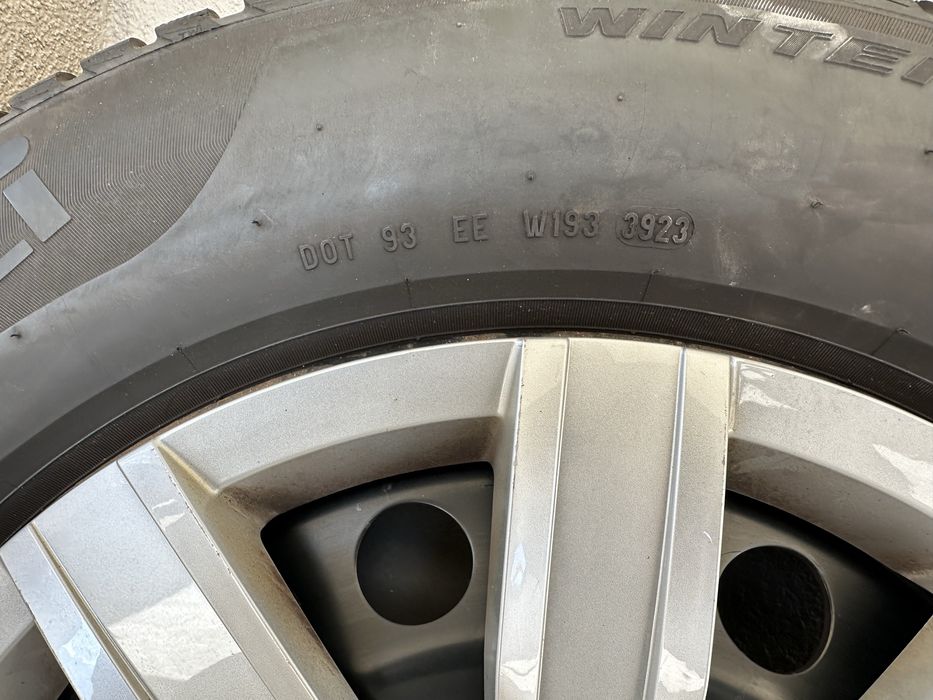 Комплект Pirelli зимни гуми с джанти и тасове от Tiguan 215/65R17