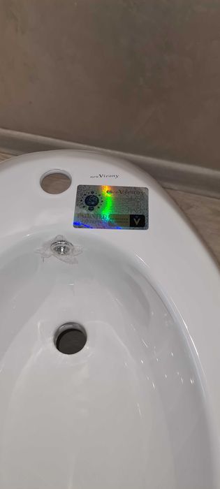 Продаётся бидэ (новая)  подвесная на стену .разумный торг уместен..