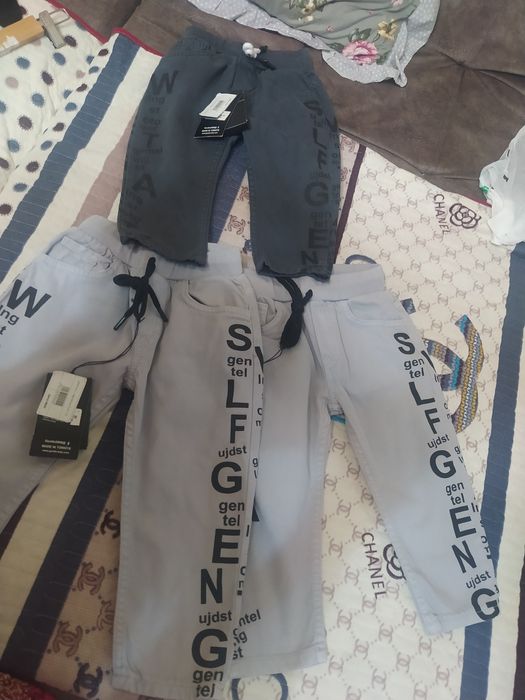 Детские джинсы с надписью