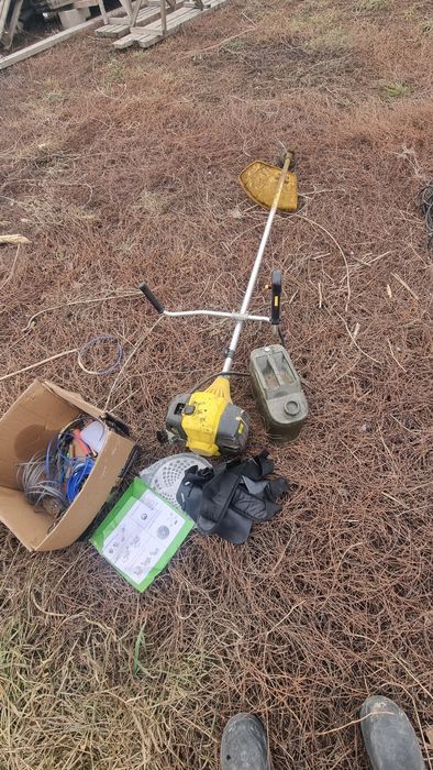 Тримммер беззиновыи  с бензин бак