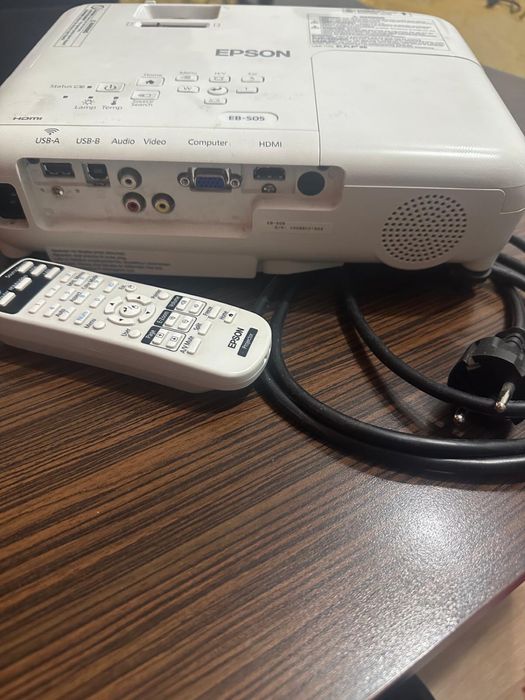 Vand videoproiector EPSON  NOU