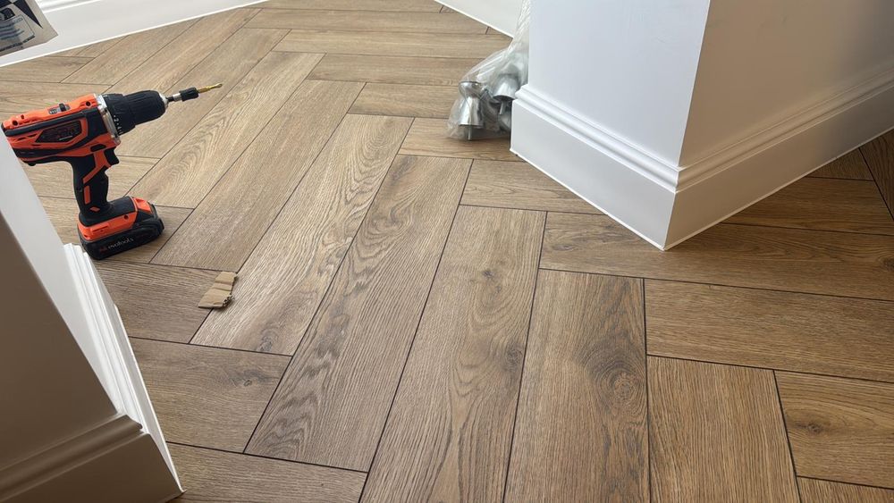 montaj parchet herringbone