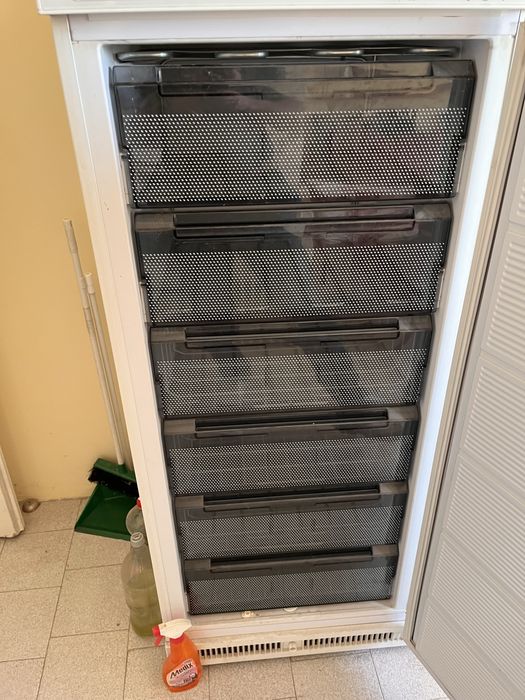 Продавам вертикален фризер.