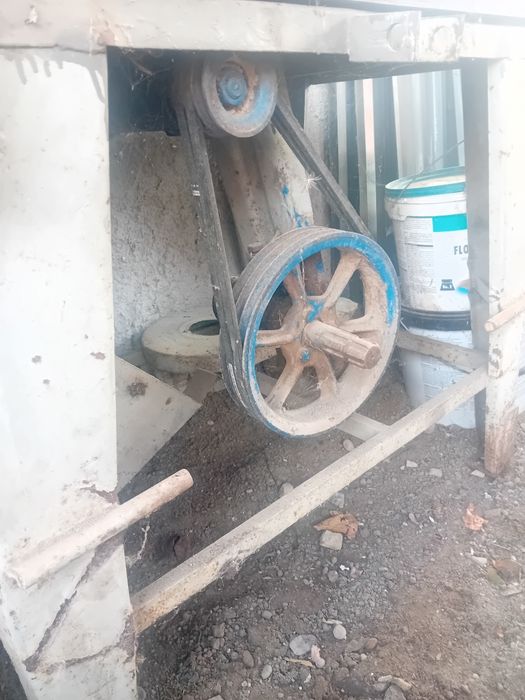 De vânzare ulei și altele plus  un circular după tractor
