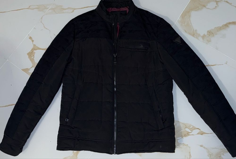 Мъжко яке Guess с камуфлажни мотиви