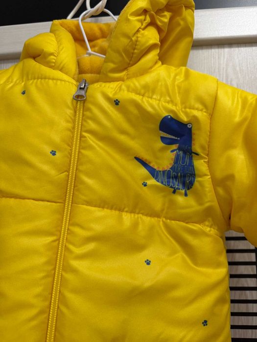 Жълто зимно яке с динозавър с качулка