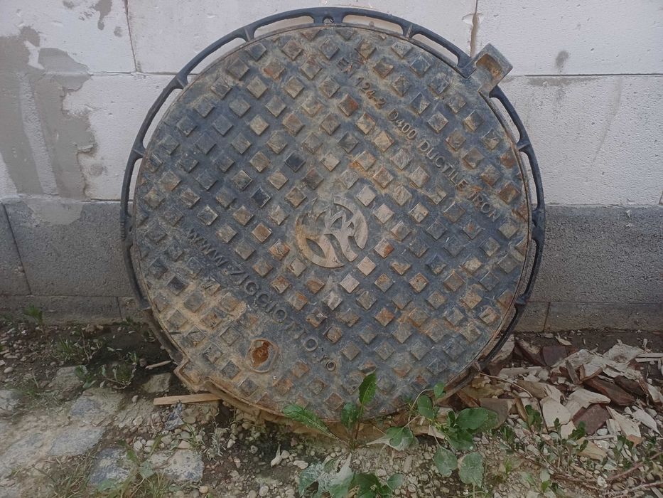 (capac de cămin) din fontă ductilă.