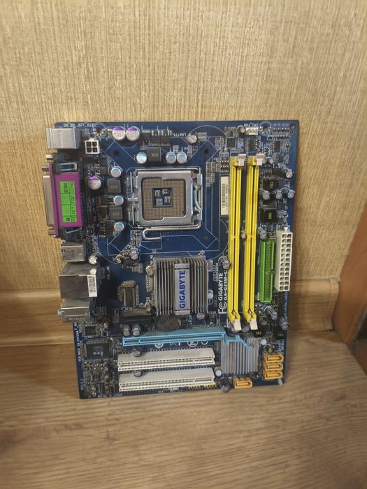 Материнская плата Gigabyte