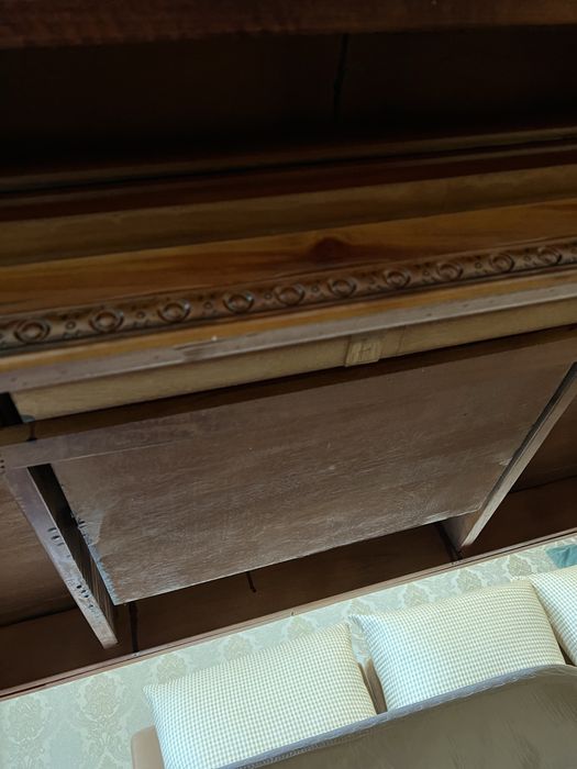 Стол в гостиную комнату