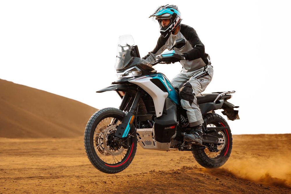 Мощный мотоцикл CFMOTO 800 MTX