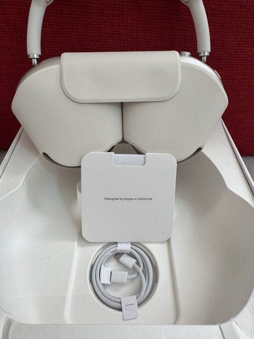 Apple AirPods Max starlight