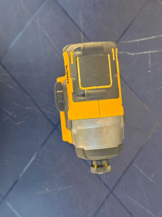 Удaрен винтоверт / импакт DeWALT DCF887 BRUSHLESS 18V с батерия 5.0Ah