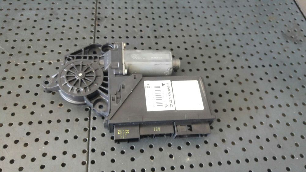 Motoras macara dreapta spate audi a4 b7 avant 8ed 8e0959802e 105849204 5wk49205cbf