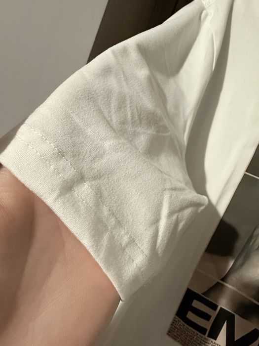 Продавам дрехи .