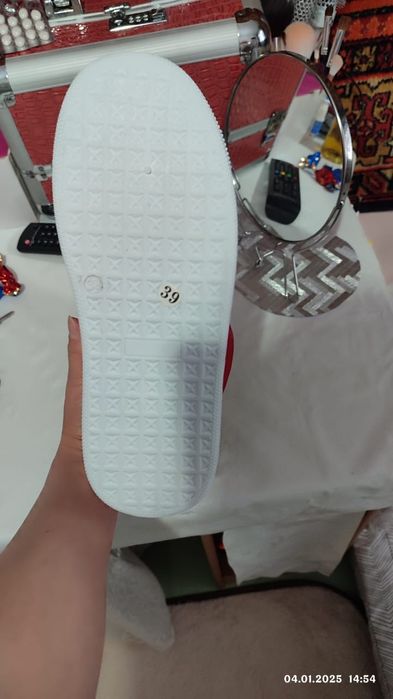 Продам кроссы новые