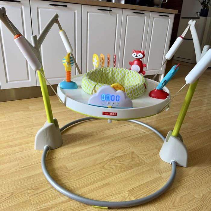 Jumper interactiv pliabil Skip Hop centru activitati saritor bouncer pt bebelusi cu jucarii muzica si lumini