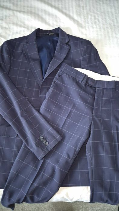 Tinuta completa. Costum DS Damat, tricou elegant Massimo Dutti, pantofi adolescenti
