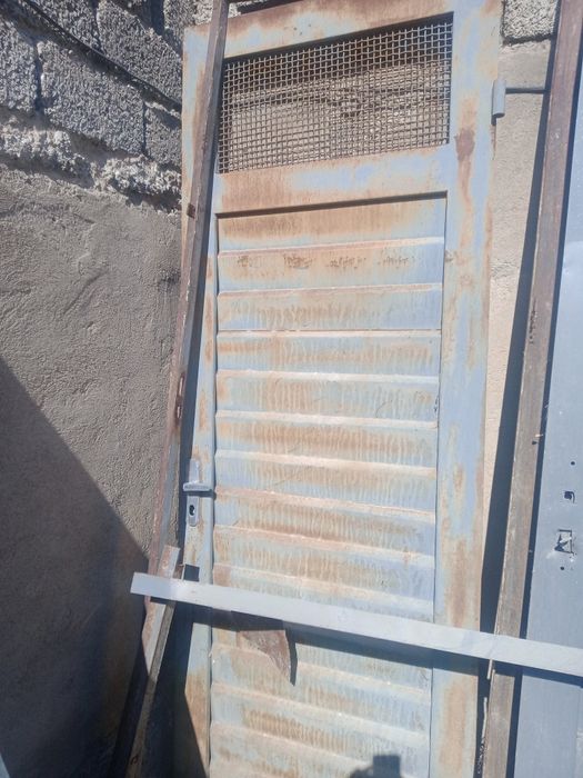 Дверь  железная.