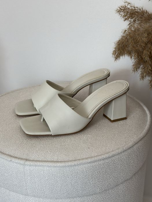 Papuci cu toc din piele naturala