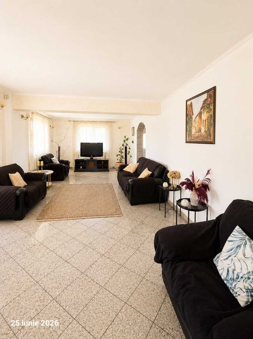Casa spatioasa cu teren de 2450m2