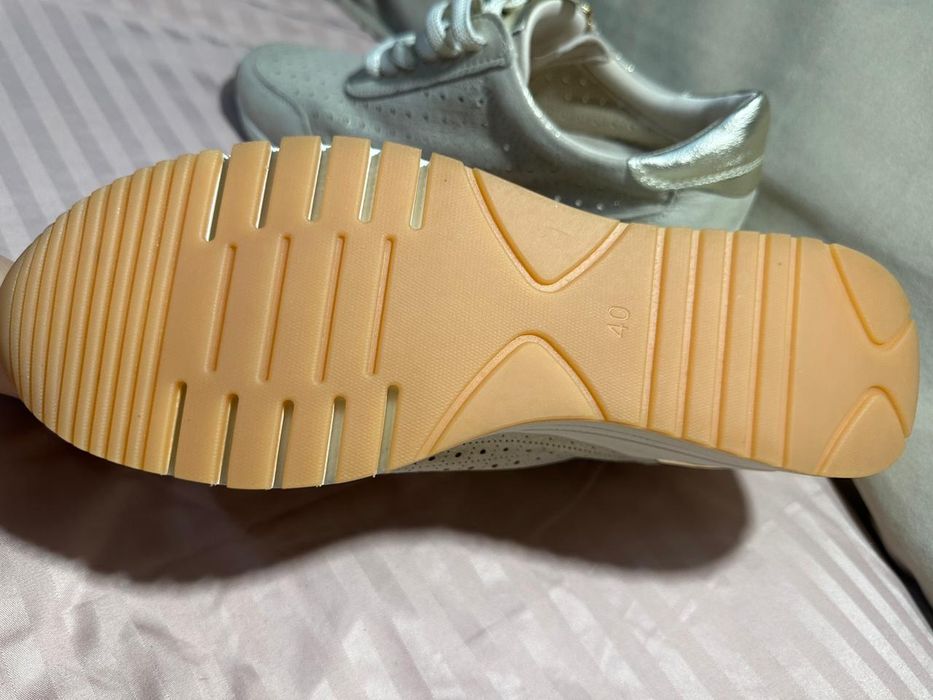 Продам женские кроссовки