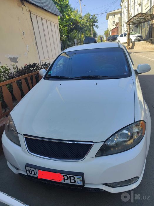 Lacetti 1.8 sotiladi