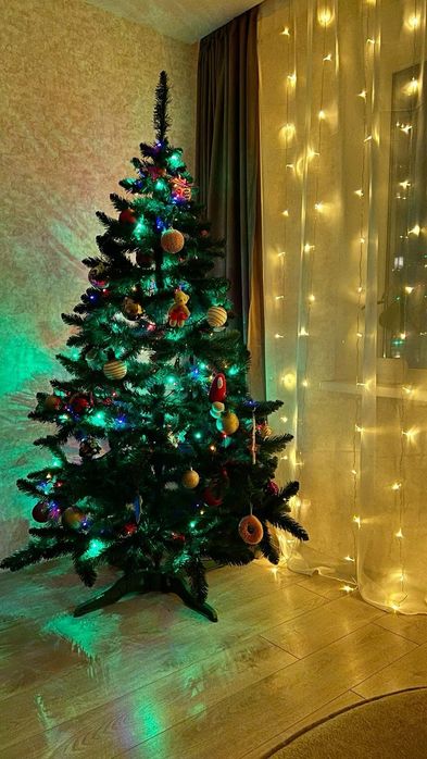 Елка с игрушками