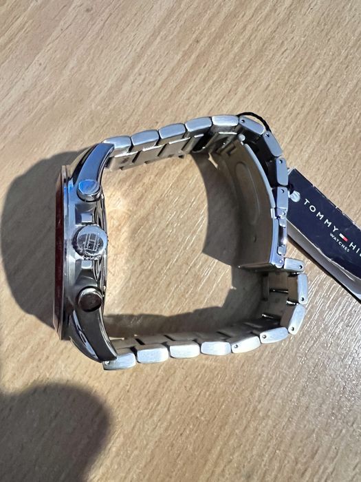 Часовник Tommy Hilfiger нов