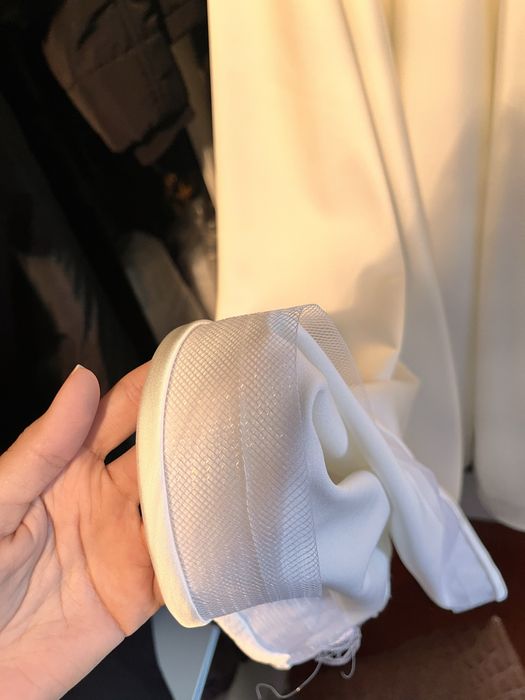 Белое атластное платье