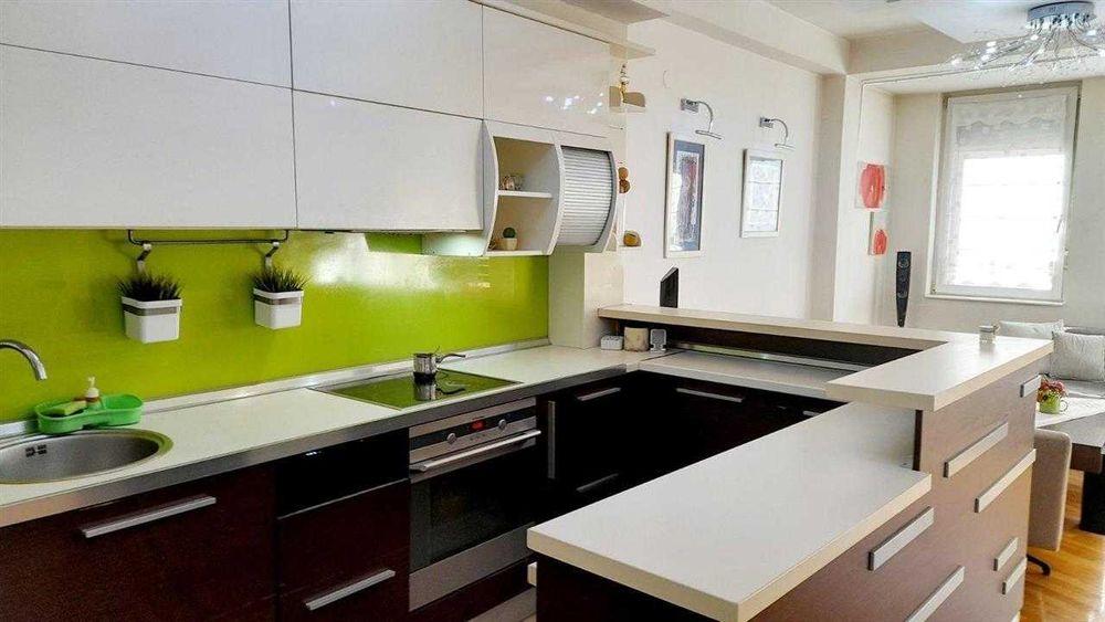 Дава се под наем Двустаен апартамент в Бургас, Център - 65 кв.м за 153 € - Снимка #2